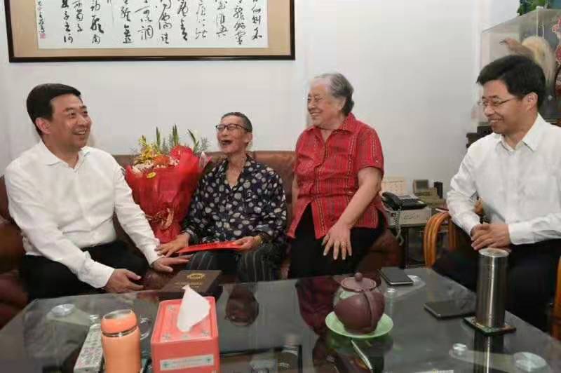 市委書記汪泉(左一)到全國勞模、常柴公司退休老領(lǐng)導汪志鈞家中探望.jpg